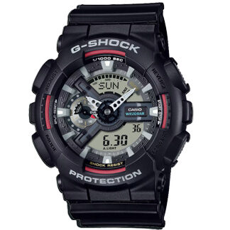 Reloj Casio G-Shock GA-110RL-1A con caja negra, detalles en rojo y plateado, y la inscripción "WR20BAR" en celeste en la parte superior del dial.