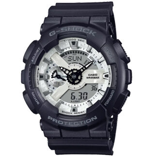 Reloj G-Shock GA-110WD-1 en color negro con detalles en plateado, estructura resistente y diseño moderno.