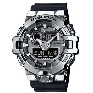 Reloj G-Shock GM-700-1 con caja de acero inoxidable plateado y correa de resina negra. Resistente a impactos y al agua hasta 200M. Disponible en G-Shock Perú